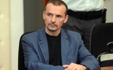 "Ili ćemo mi sahraniti ovršnu mafiju, ili će oni sahraniti nas", napisao je publicist kojeg je bezuspješno tužio i Stipe Mesić, a u knjizi proziva bankare zbog LIHVARENJA