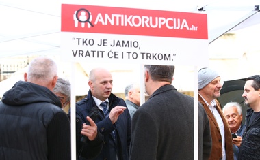 - Klijentilizam, kleptokracija, lopovluk, nepotizam... zbrisat ću s lica zemlje u rekordom vremenu. Mi nemamo više vremena, rekao je Zadranima Kolakušić