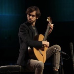 Uz standardan gitarski repertoar Petrit Çeku uključuje i obrade velikih majstora poput Valtera Dešpalja, čije je obrade kompletnih Suita za violončelo J.S. Bacha i snimio za španjolsku diskografsku kuću Eudora Records. Okušao se i u umijeću obrađivanja melodija, ali pretežno za sastav tri gitare