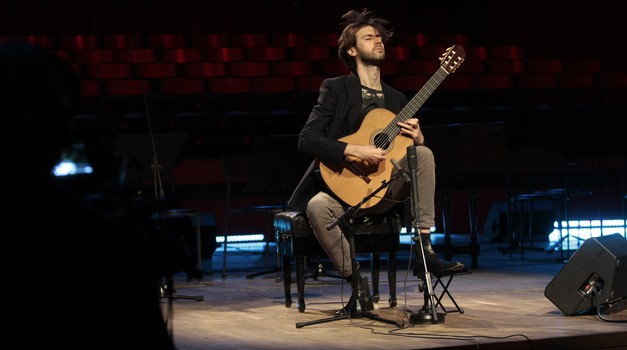 Imam dvije mame i dva tate, zato sam uspio kaže Petrit Çeku, gitarist i hrvatsko-kosovska zvijezda