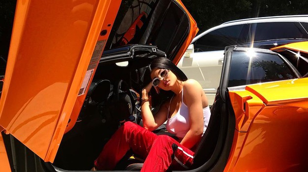 Ima 19 godina i kroti 740 konja, seksi Kylie Jenner pohvalila se svojim Lamborghinijem Aventador SV Roadsterom