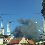 Zagreb gori - veliki požar na Jelenovcu - gusti dim sve do Langova trga, gorjelo i na Ferenščici, a vatrogasci spašavali staricu u Cvjetnom naselju (foto: sven stažić)