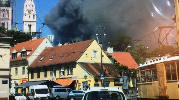 Zagreb gori - veliki požar na Jelenovcu - gusti dim sve do Langova trga, gorjelo i na Ferenščici, a vatrogasci spašavali staricu u Cvjetnom naselju
