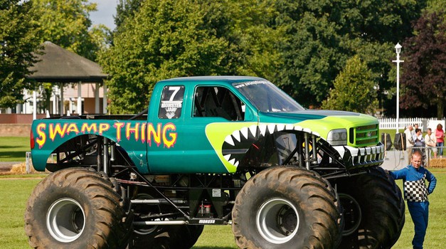 Kakva snaga! Pogledajte kako monster truck izvlači kamion iz vode