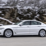 BMW-ova Serija 5 predstavlja klasični sedan 530e iPerformance, uskoro i sustav bežičnoga punjenja (foto: BMW)