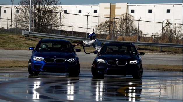 VIDEO:  374,17 km driftao non-stop 8 sati u novome BMW-u M5 - ludi rekord, a gorivo točili u spektakularnoj vožnji