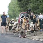 Na samo 200 km od Moskve lokalni seljaci uz cestu nude preparirane medvjede, vukove, jazavce, bunde, mast... (foto: igor stažić)