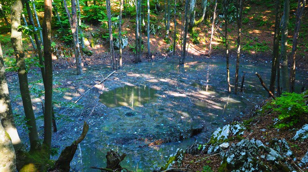 GROZNO: Plitvičko jezero koje pliva u fekalijama odgovorni su jučer ogradili žicom, mrežama, trakom koja upozorava na visoki napon te uklonili natpise ekologe o ekocidu