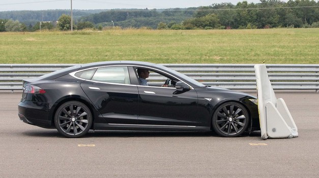 Tesla Model S se osramotio na testu kočenja