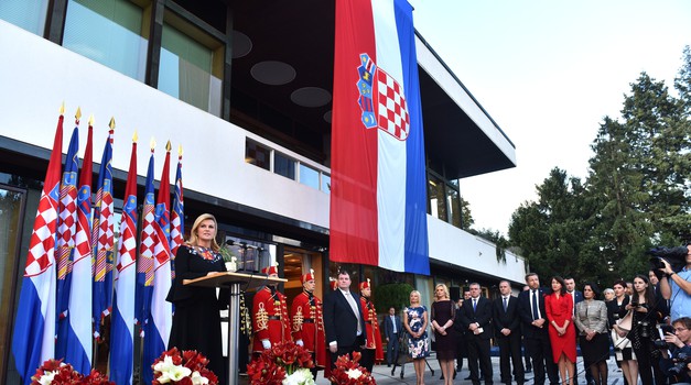 Video + foto: Kolinda je okružena pravim smećem, otpad iza ograde Ureda predsjednice otkriva Romeo Ibrišević