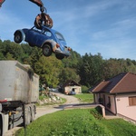 Upalili iz prve, iako je Buba bila 10, a Mercedes "Ladičar" 50 godina odbačeni u žumberačkoj šumi , no svejedno završili su u starom željezu (foto: Romeo Ibrišević)