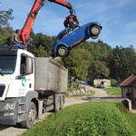 Upalili iz prve, a bili odbačeni 10 i 50 godina u šumi - svejedno, Buba i Mercedes "Ladičar" završili u rezalištu (foto: Romeo Ibrišević)