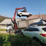 Upalili iz prve, a bili odbačeni 10 i 50 godina u šumi - svejedno, Buba i Mercedes "Ladičar" završili u rezalištu (foto: Romeo)