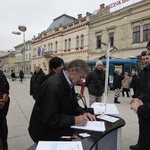 Hrabar čovjek umire samo jednom, kukavica svaki dan, poručio je danas brojnim Osječanima Mislav Kolakušić (foto: Igor Stažić)