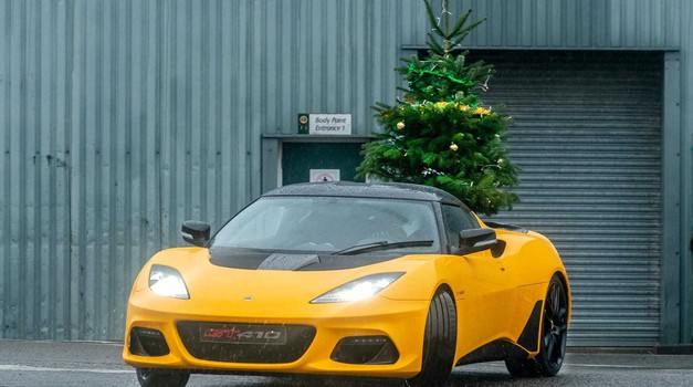 Božićno drvce iz snova dostavlja Lotus Evora