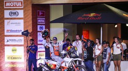 Ljepotica za modne piste Laia Sanz na KTM-u na podiju rame uz rame s najvećim junacima Dakra, s Nasserom, Nikolaevim. Priceom, Šaškinom, Bittermanom