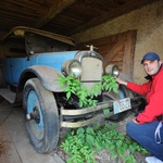 Baka Ančica Častek (90) iz Otočca skrivala u štaglju od komunista Oakland iz 1929. kakav je vozio i Al Capone punih 80 godina i sad zasluženo putuje u Muzej Presečki (foto: Romeo Ibrišević)