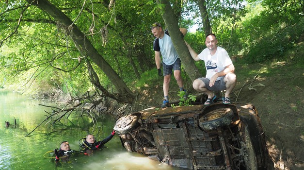 VIDEO: Zastrašujući prizori iz plićaka plaže na Kupi, izvučene autoolupine, Peglica, dva Fićeka, šivaća mašina, plastične kante...