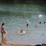 VIDEO: Zastrašujući prizori iz plićaka plaže na Kupi, izvučene autoolupine, Peglica, dva Fićeka, šivaća mašina, plastične kante... (foto: Romeo Ibrišević)