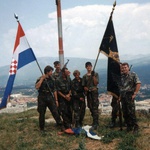 Njih 10 gardista i ona, braniteljica Ena Šimek Šuplika, na Kninskoj tvrđavi su pred 25 godina i izvjesili HR barjak, svi Pume i mlađi od 35 godina (foto: Ena Šimek-Šuplika)