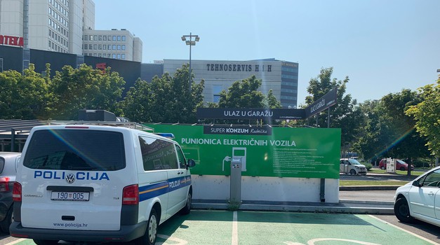 Poštujte naše znakove ili Policija napokon slijedi ekološke trendove? S dizelskim VW Transporterom na elektropunionici, pa tko to samo može