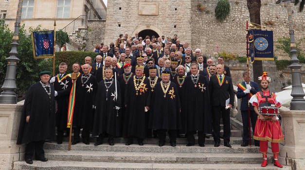 Pompozno su Europski vitezovi na Korčuli proglasili Europsku berbu grožđa, a u slavu Boga i vina imenovali i vitezove na misi u Katedrali svetog Marka