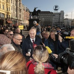 30 FOTO Mislav Kolakušić magnet za Zagrepčane i 20 minuta čekali u redu za potpis, među njima i Sinčić (foto: Igor Stažić)