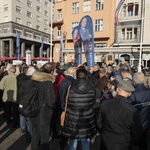 30 FOTO Mislav Kolakušić magnet za Zagrepčane i 20 minuta čekali u redu za potpis, među njima i Sinčić (foto: Igor Stažić)