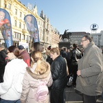 30 FOTO Mislav Kolakušić magnet za Zagrepčane i 20 minuta čekali u redu za potpis, među njima i Sinčić (foto: Igor Stažić)