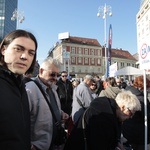 30 FOTO Mislav Kolakušić magnet za Zagrepčane i 20 minuta čekali u redu za potpis, među njima i Sinčić (foto: Igor Stažić)