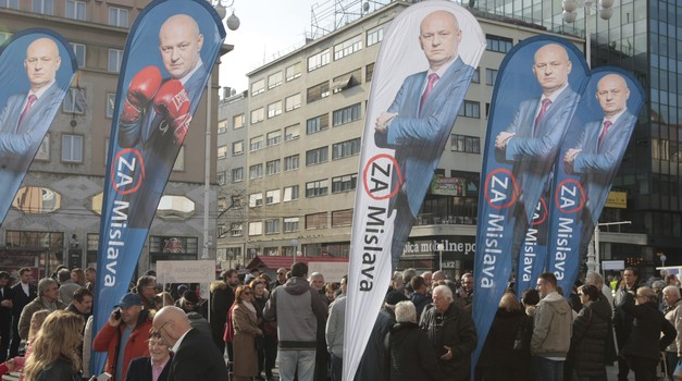 30 FOTO Mislav Kolakušić magnet za Zagrepčane i 20 minuta čekali u redu za potpis, među njima i Sinčić