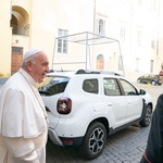 Papa Franjo ostaje ponizan - Ford Fiestu zamijenio Dacia Dasterom, naši političari i dalje bahati - milijuni kuna za bijesne Mercedese i Audije (foto: Renault Italy)