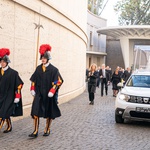 Papa Franjo ostaje ponizan - Ford Fiestu zamijenio Dacia Dasterom, naši političari i dalje bahati - milijuni kuna za bijesne Mercedese i Audije (foto: Renault Italy)