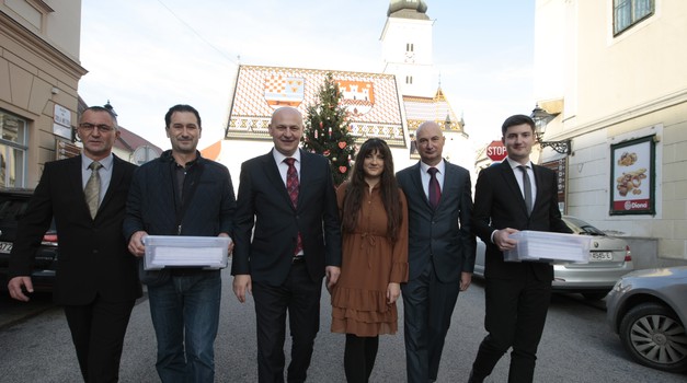 Krv, znoj i suze nas čekaju, u miru i tišini mi smo 25 godina pljačkani, vrijeme je da tome stanemo na kraj, poput Winstona Churchilla poručio je Mislav Kolakušić