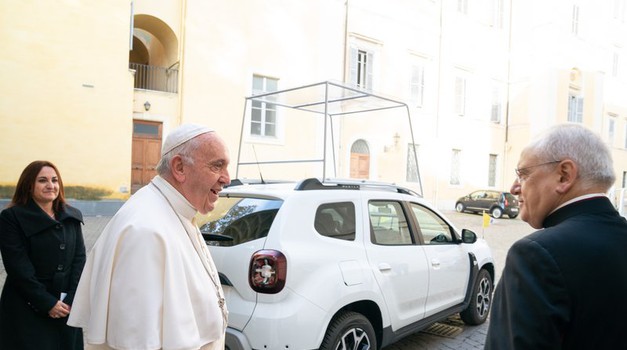 Papa Franjo ostaje ponizan - Ford Fiestu zamijenio Dacia Dasterom, naši političari i dalje bahati - milijuni kuna za bijesne Mercedese i Audije