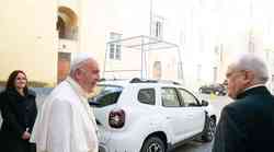 Papa Franjo ostaje ponizan - Ford Fiestu zamijenio Dacia Dasterom, naši političari i dalje bahati - milijuni kuna za bijesne Mercedese i Audije