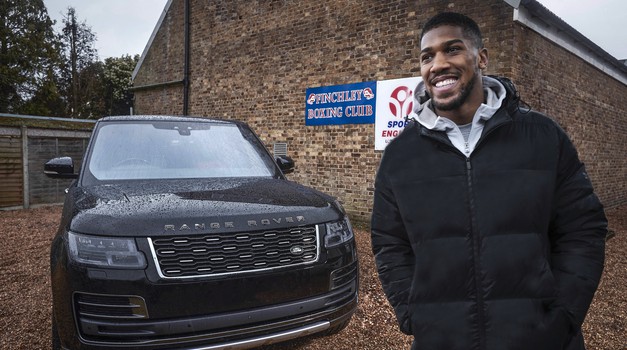 VIDEO: Anthony Joshua ima motiv više da sredi i izazivača Bugarina Kubrata Puleva. Rang Rover skrojio je auto baš za njega. Tyson Fury, "Kralj cigana" ništa nije dobio, već kupio Ferrari i Rolls Royce