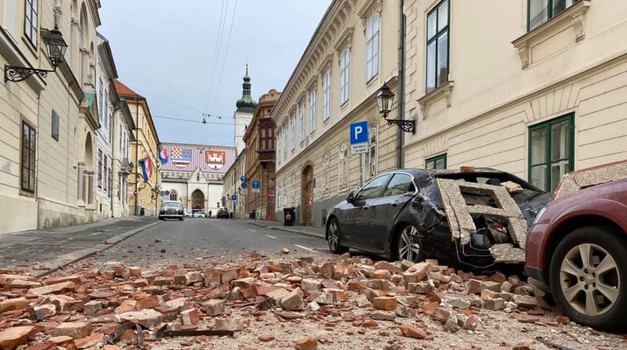 Usta im puna pustih milijardi eura, a ni dimnjak nisu popravili, krovovi cure, žbuka pada, cijevi se smrzavaju, NI JEDNA KUĆA NIJE OBNOVLJENA... Uglavnom, sviraju ku...