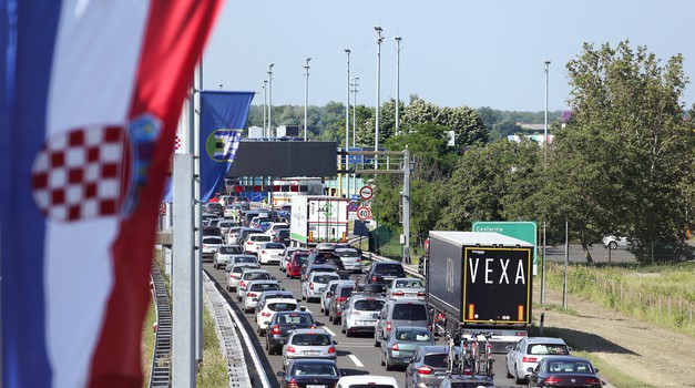 Čekamo sat vremena da platimo jedan euro! Sve ludosti  hrvatskih autocesta i kako izbjeći gužve na hrvatskim naplatnim kućicama?