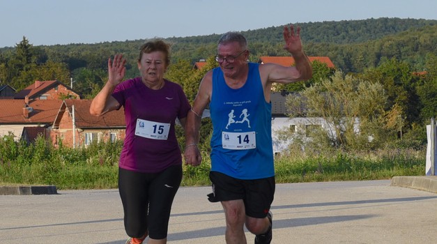 Tako to rade oni treće dobi, držeći se za ruke Marica i Mato Krnek, utrčali u cilj "mini maratona" i nisu bili posljednji