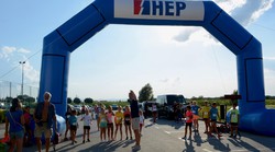 Njih 60 od 7 do 77, Covidu-19 i žestokoj vrućini usprkos u tradicionalnoj utrci na 5000 m koja se pretvorila u svojevrsni otpor pandemiji