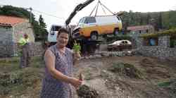 Baka Franka pripremila općenarodno veselje kad joj je nakon 30 godina uklonjena olupina iz vrta: - Umjesto kombija ovdje će rasti batate