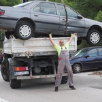 Baka Franka pripremila općenarodno veselje kad joj je nakon 30 godina uklonjena olupina iz vrta: - Umjesto kombija ovdje će rasti batate (foto: Romeo Ibrišević)