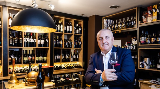 On je "Mister Graševina", Davor Zdjelarević bio je rob podruma, sve je prodao, ne želi posjedovati više ništa, ne treba mu ni BMW ni vikendica i danas je hedonista vinoteke