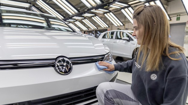 Vodilni evropski avtomobilski koncern Volkswagen se za svetovni prestol bori z japonsko Toyoto.