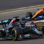 Mick Schumacher poklonio se u Nürburgringu Lewis Hamiltonu te izazvao lavinu emocija, darovao je novom Kralju Velikog cirkusa kacigu slavnog oca (foto: Daimler)