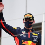 Mick Schumacher poklonio se u Nürburgringu Lewis Hamiltonu te izazvao lavinu emocija, darovao je novom Kralju Velikog cirkusa kacigu slavnog oca (foto: Red Bull)