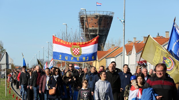 U Stožeru sjede licemjeri i kukavice, liječnici se bore i drže mjera a političari slave izbore, organiziraju partije, dopuštaju mise, a sad i Kolonu sjećanja