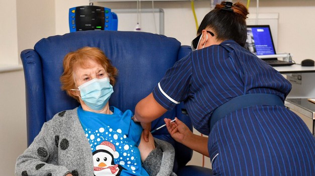 90-godišnjakinja iz Sjeverne Irske prva osoba na svijetu koja je primila Pfizerovo i BioNTechovo cjepivo