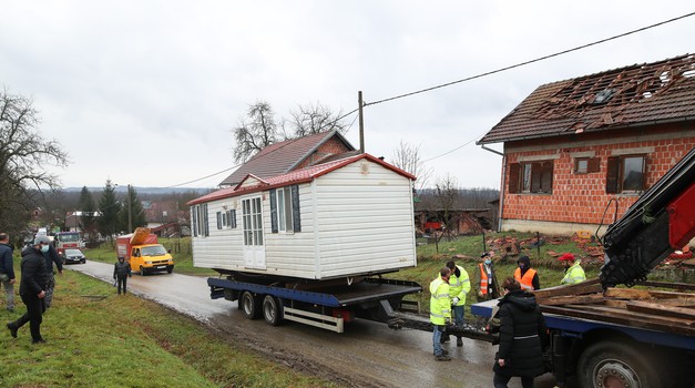 Danke Österreich na montažnim kućicama,  hvala Slovenija na strojevima, eυχαριστώ Ελλάδα na grčkim šatorima i grijalicama... Europa za Banovinu i Hrvatsku